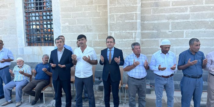 KONYA'DAN UMRECİLER UĞURLANDI Başkan tek tek helallik aldı