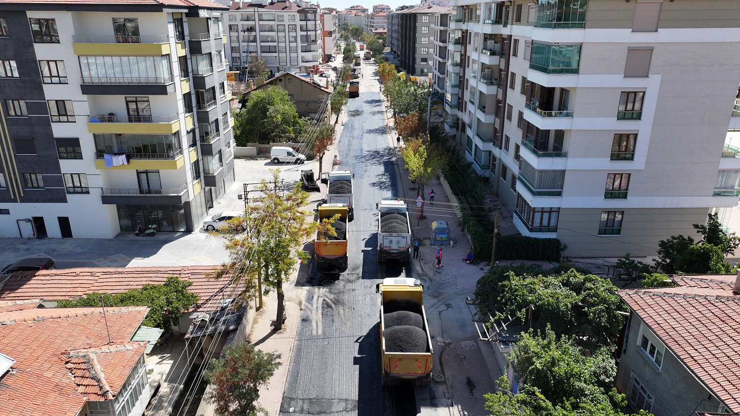 Karatay’da sıcak asfalt çalışmaları sürüyor