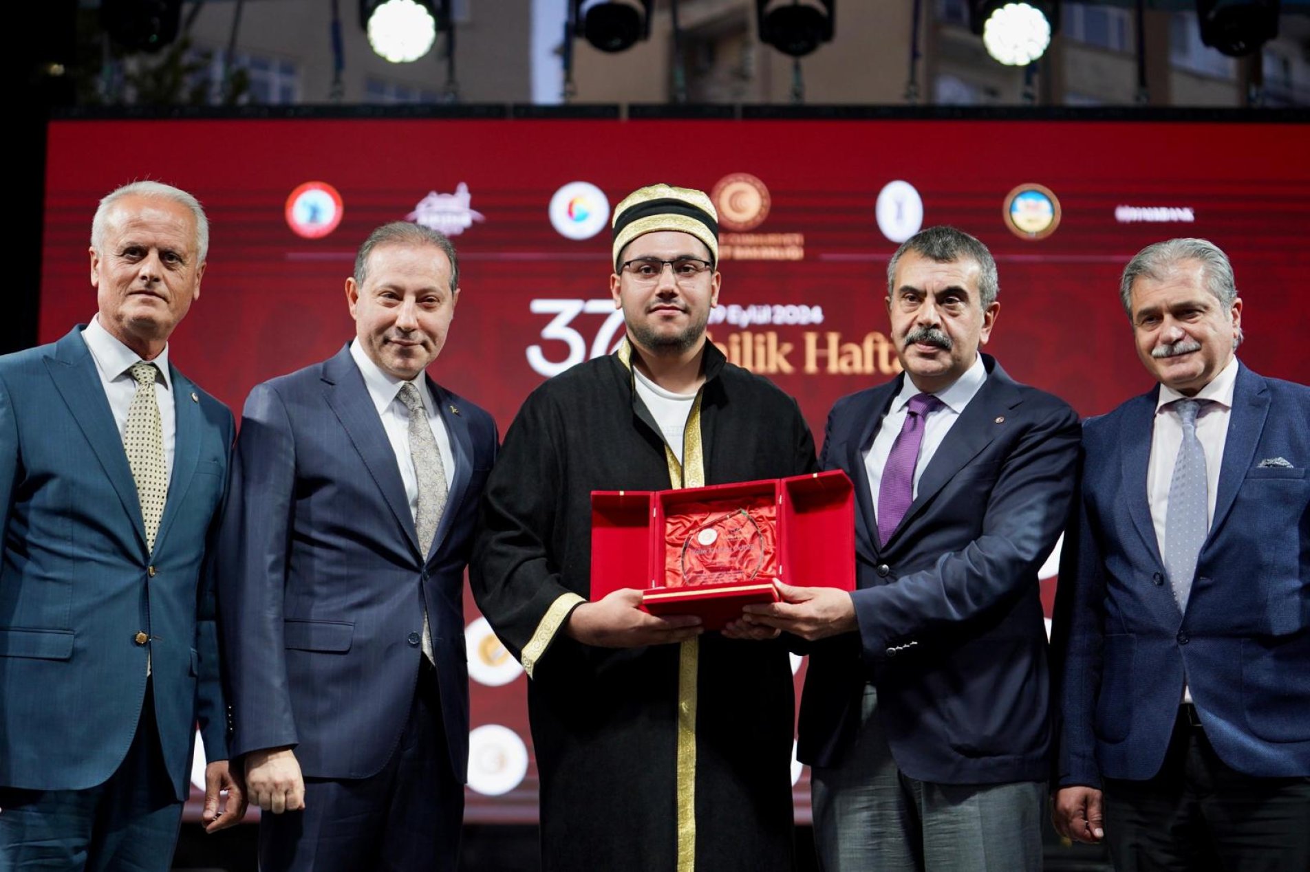 Yılın Türkiye Kalfası Seyit Çopur, ödülünü Bakan Tekin’den aldı