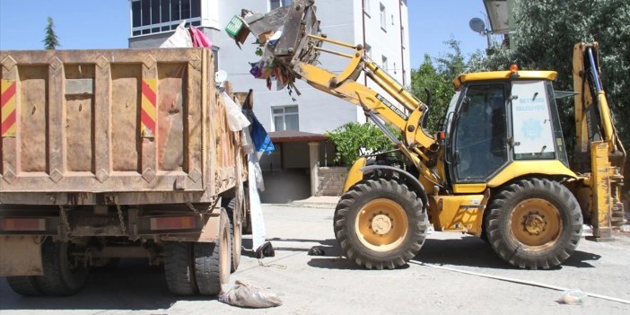 Kötü kokular üzerine yapılan denetlemede çöp ev ortaya çıktı: Konya'daki evden tam  kamyon...