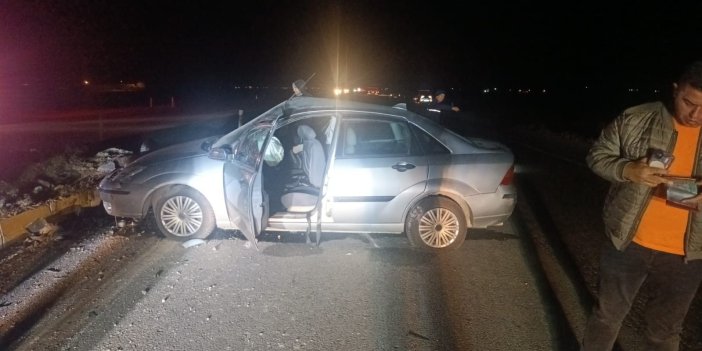 Konya'da direksiyon hakimiyetini kaybeden araç refüje çarptı: 4 yaralı