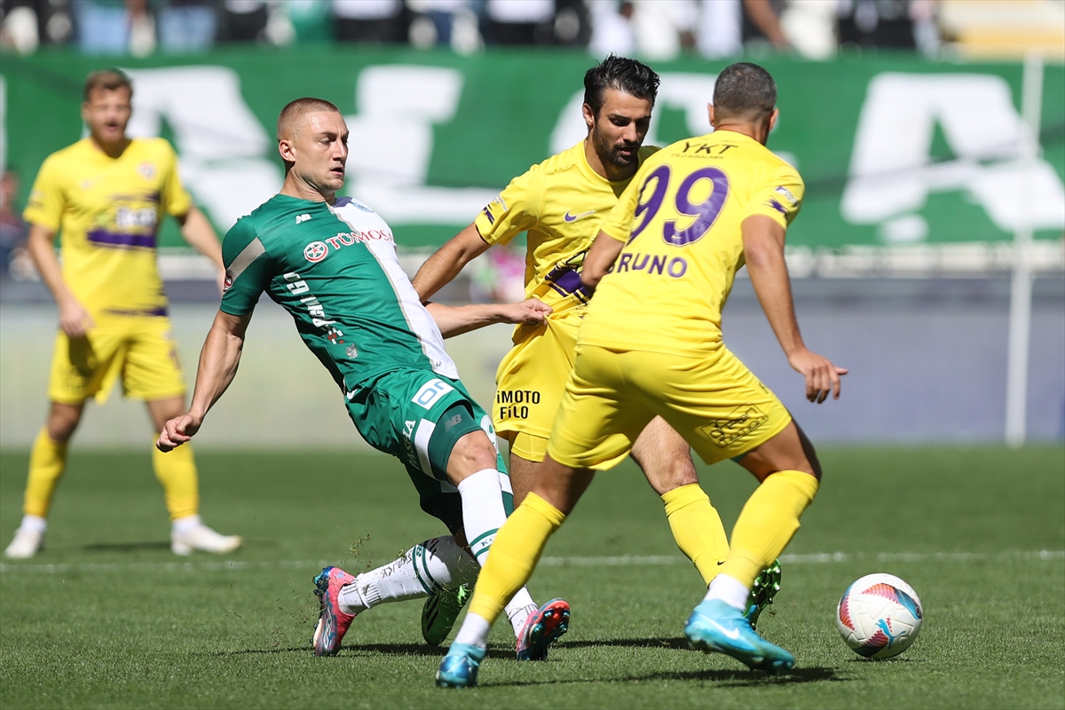 Kamyonet şarampole devrildi: 1 ölü 1 yaralı