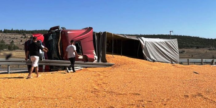 Sürücü ağır yaralı! Konya'da buğday yüklü tır devrildi