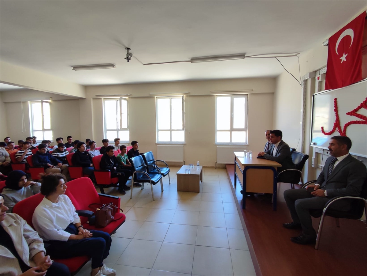 Hüyük'te öğrenciler yaşlılarla buluşuyor