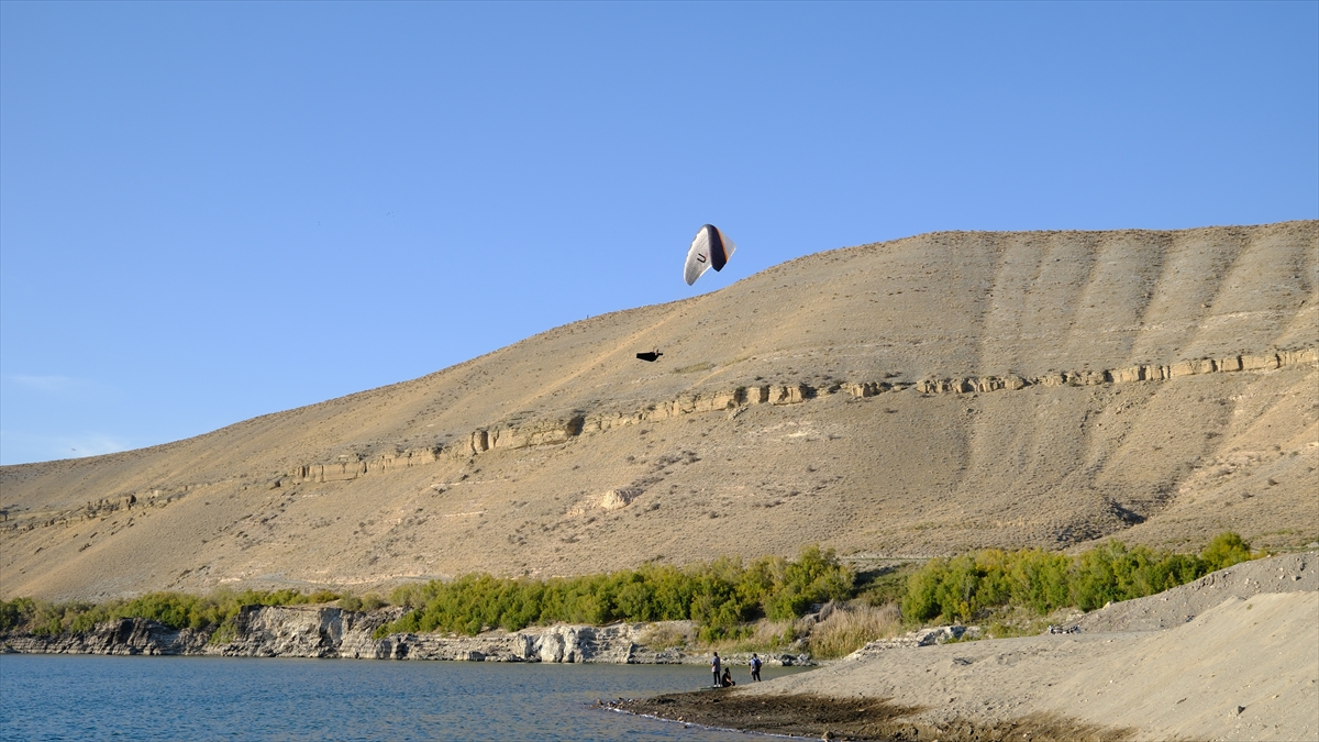 Karapınar'da yamaç paraşütçülerinden nefes kesen gösteri