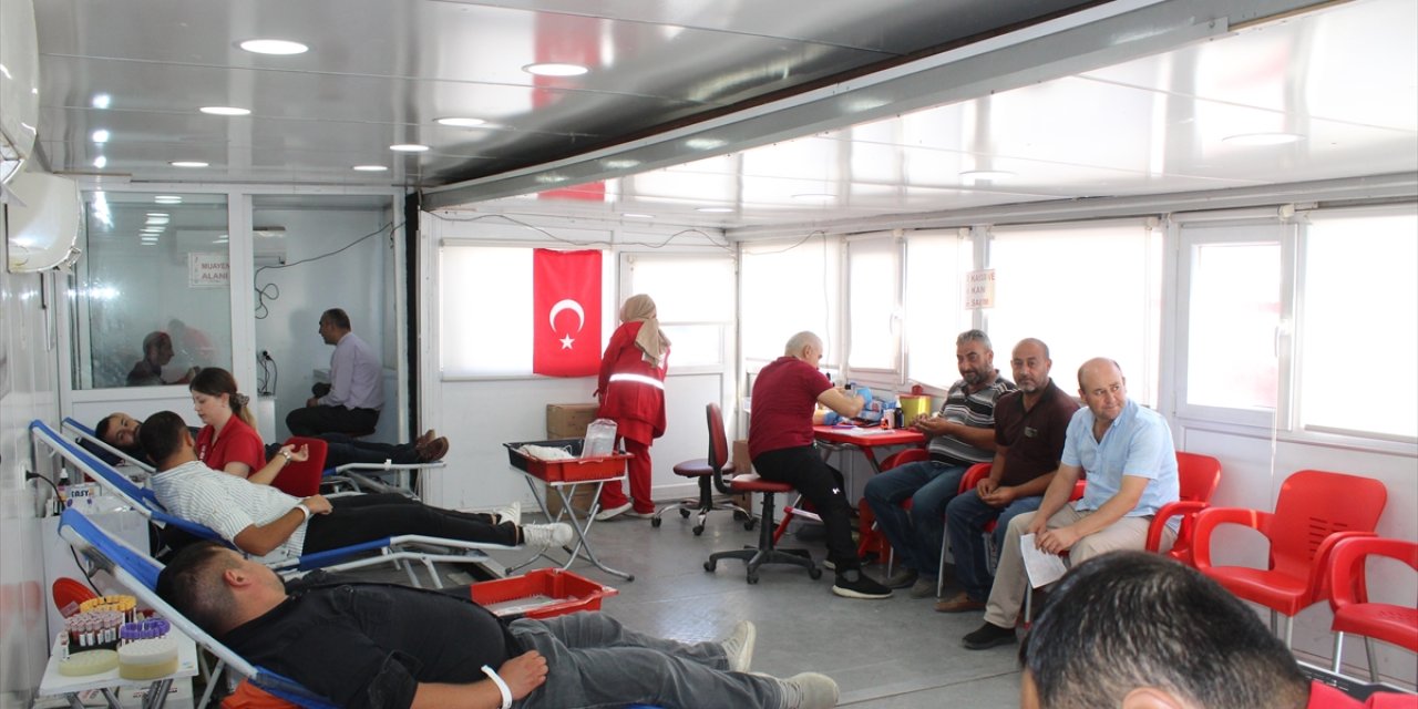 Yunak'ta Kızılay'ın kan bağışı kampanyası sürüyor