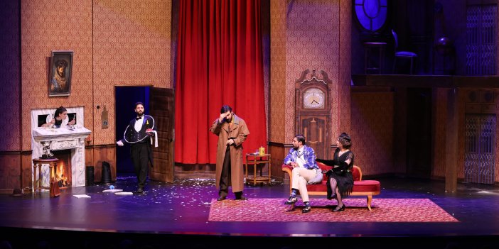 Konya'da tiyatroya yoğun ilgi! 'Yoldan çıkan oyun' sahnelendi