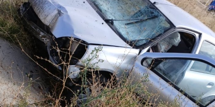 Konya'da refüje çarpan araç devrildi: 2 yaralı