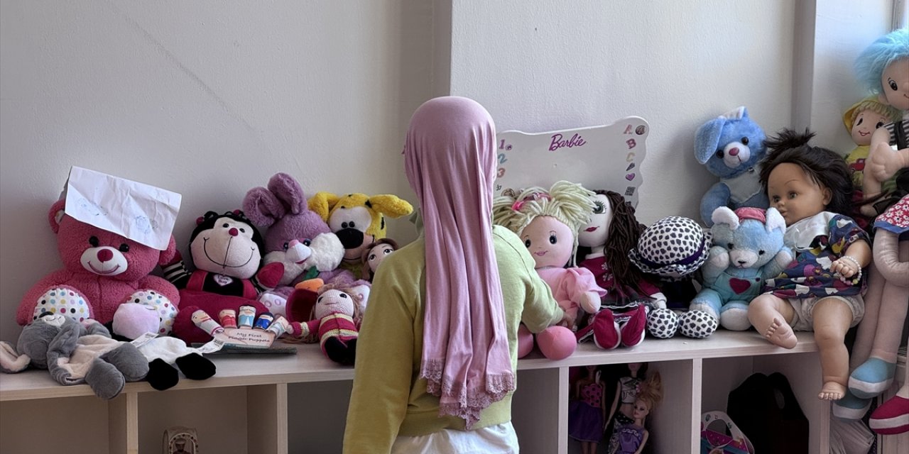 Kemoterapi öncesi oyun odasında moral depoluyorlar