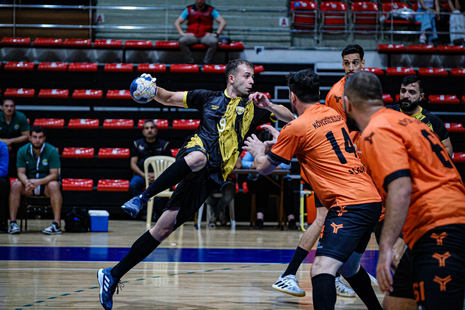 Büyükşehir hentbolda rüzgârı arkasına aldı