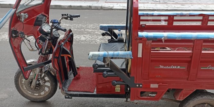 Konya'da elektrikli motorunu trafiğin bağladığı engelli kişiye elektrikli motor hediye edildi
