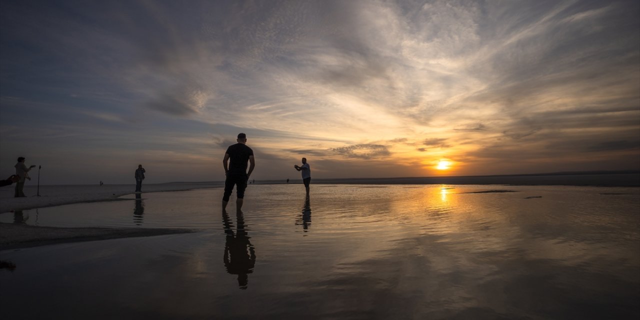 Tuz Gölü'nde gün batımı mest etti