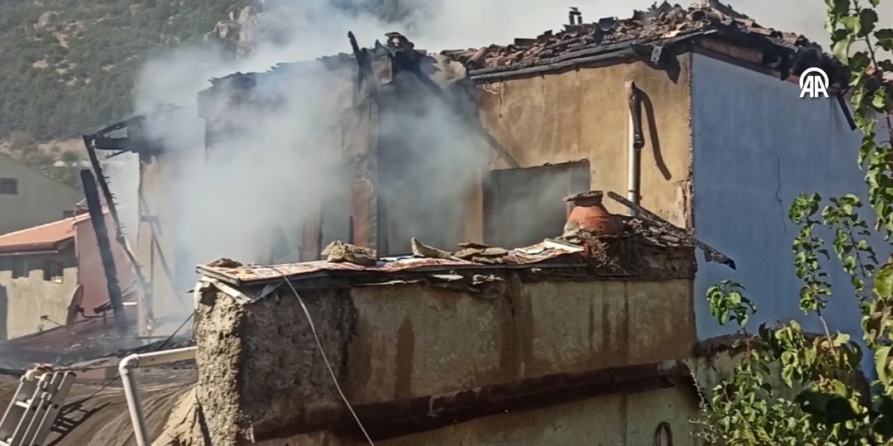 Konya'da yangında iki ev kullanılamaz hale geldi