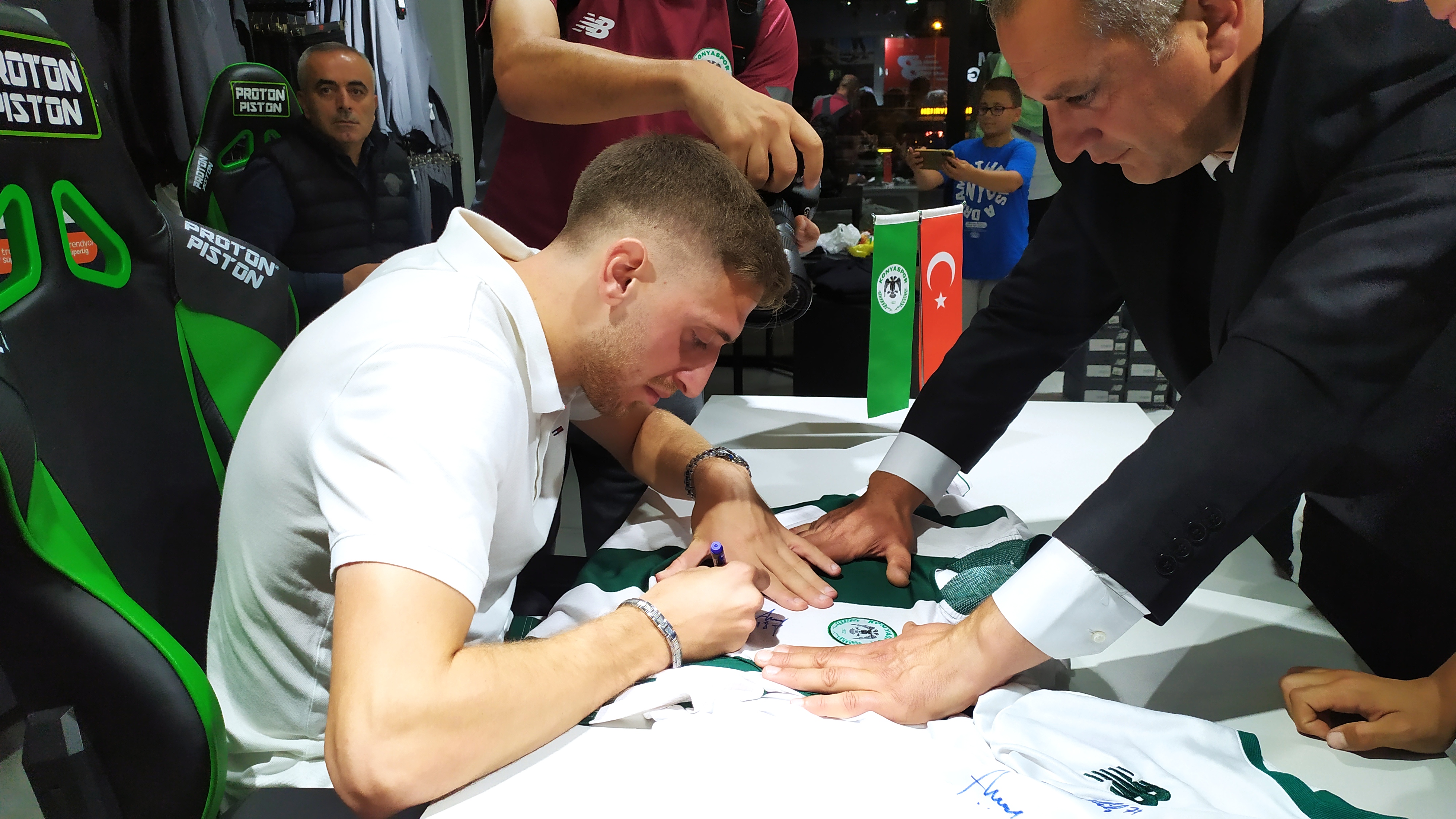 Konyaspor'da futbolcular taraftarlarla buluştu!