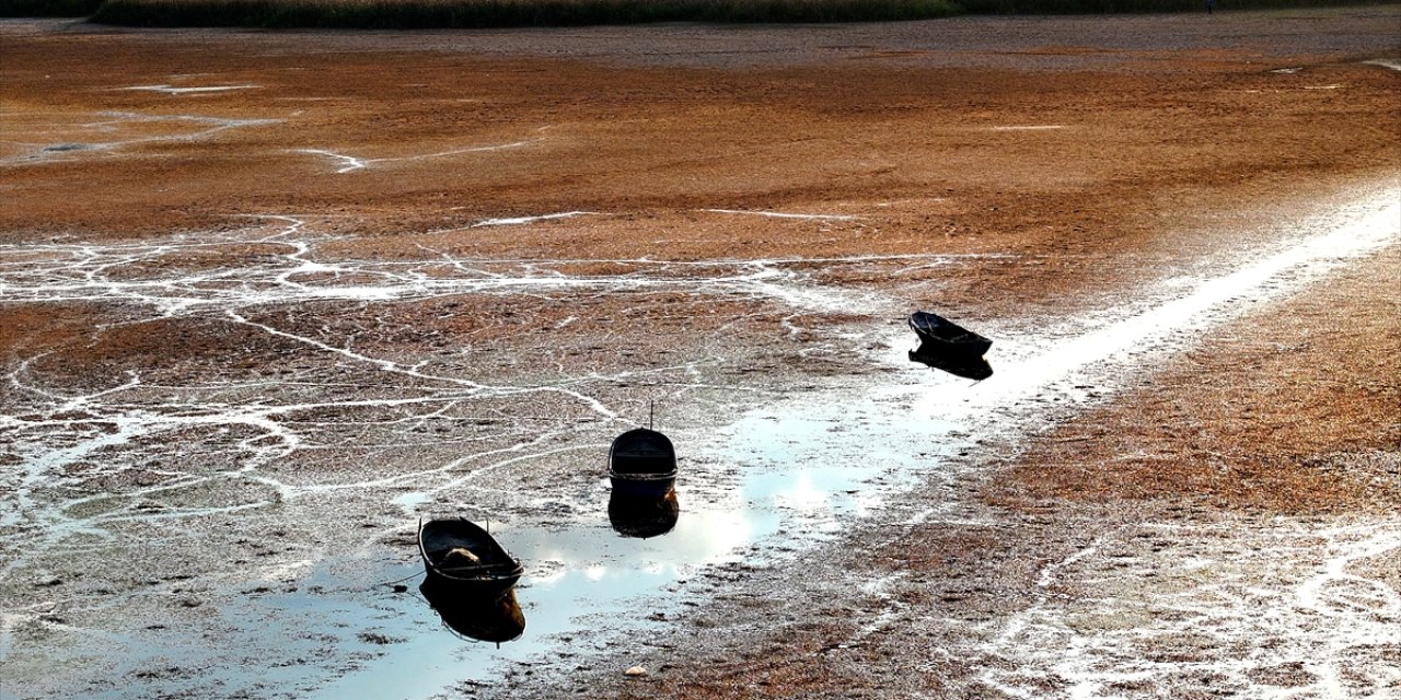 Konya'da suları çekilen gölde balıkçı tekneleri karaya oturdu