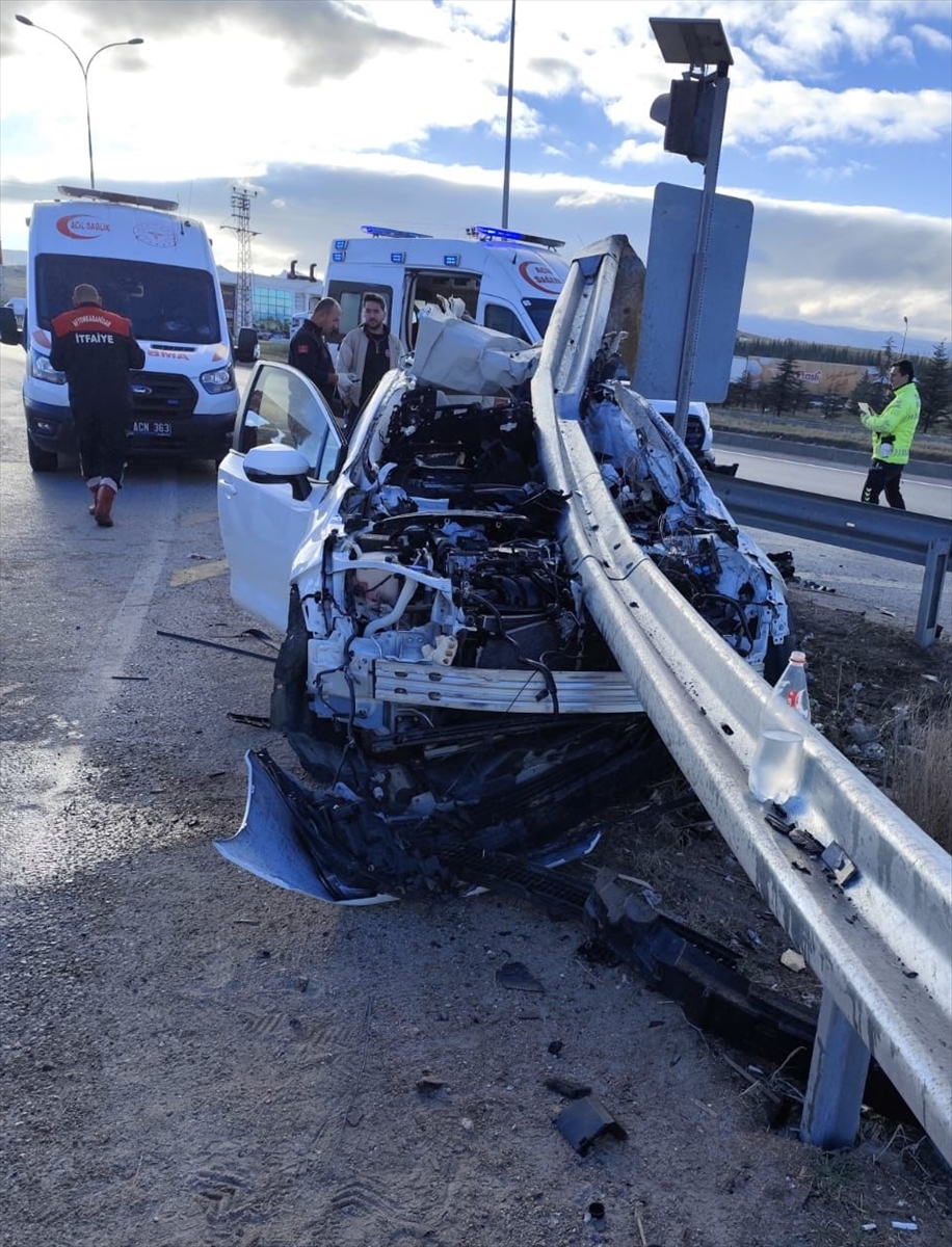 Bariyerlere çarpan otomobildeki 1 kişi öldü, 4 kişi yaralandı