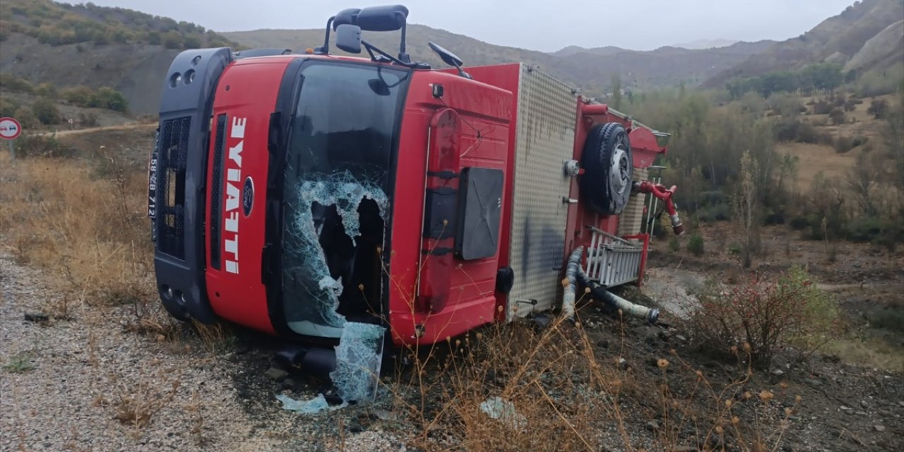 Yangından dönen itfaiye aracı devrildi