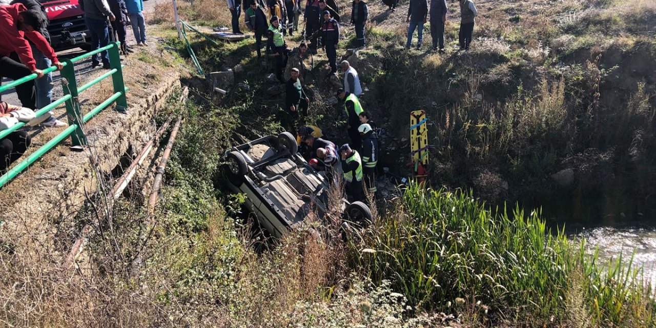 Konya'da otomobil köprüden düştü: 3 yaralı