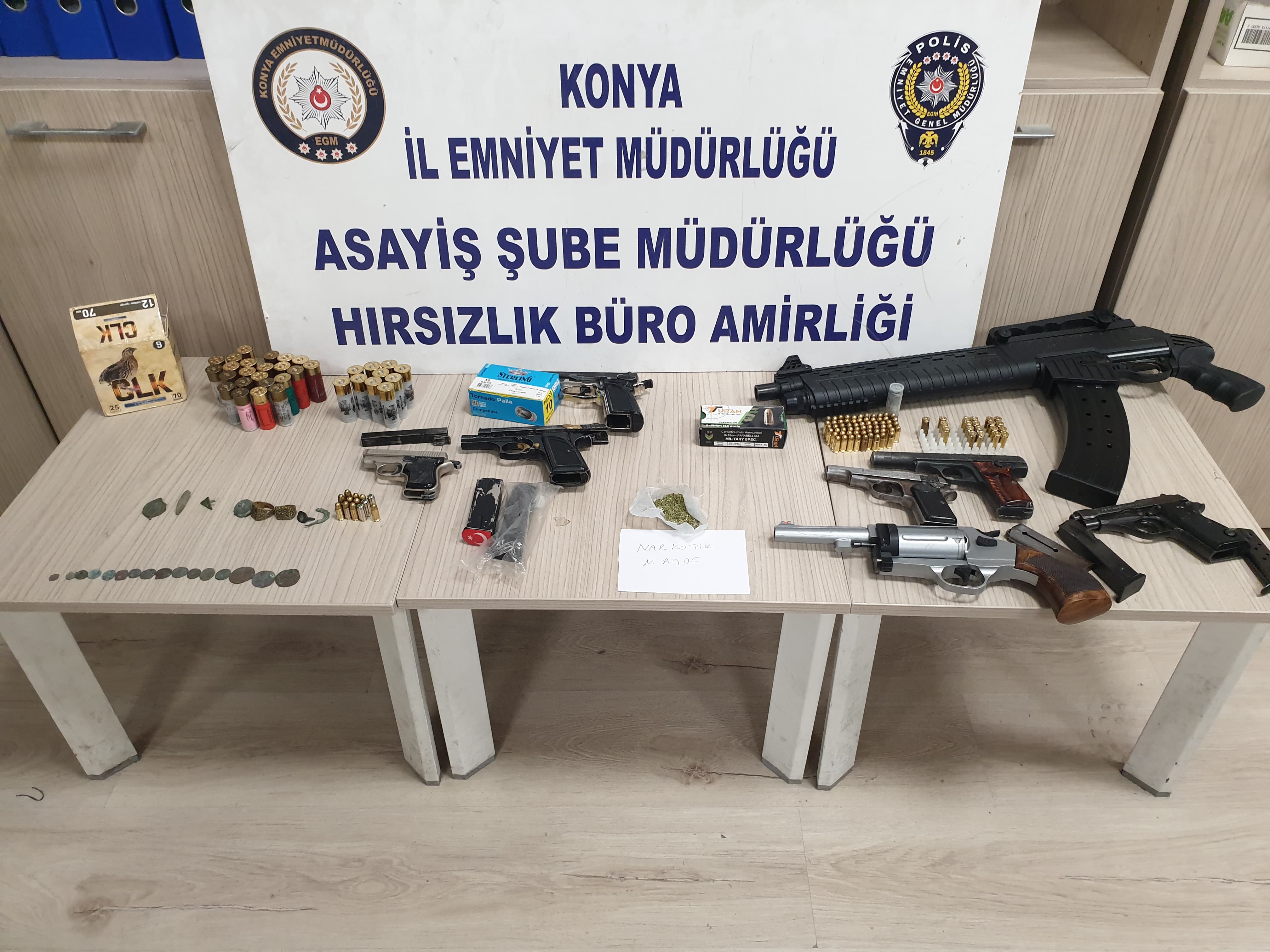 Konya'da hırsızlık şüphelilerinin evlerinde çok sayıda tabanca ve tarihi eser yakalandı