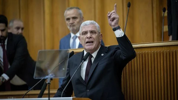 İYİ Parti lideri Bahçeli'ye kürsüden urgan atarak cevap verdi