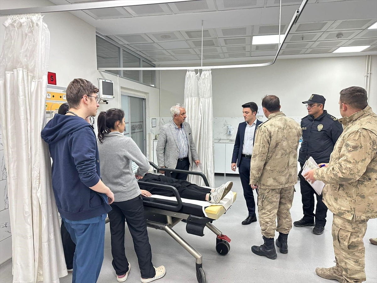 Öğrenci servisi ile kamyonet çarpıştı: 8 yaralı