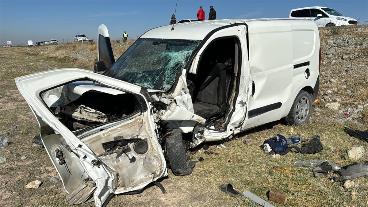 Otomobil ile ticari araç çarpıştı: 2 kişi öldü