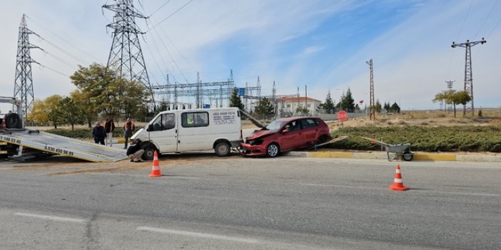 Konya'da otomobille minibüs çarpıştı