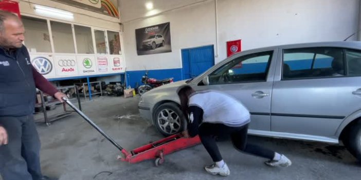 Arabalara ilgisi baba mesleğine yöneltti: Baba kız sırt sırta verip oto tamirciliği yapıyor