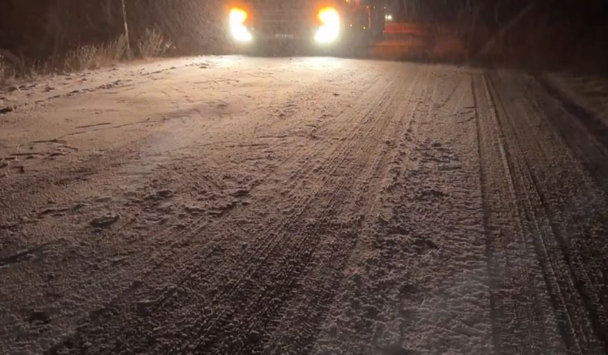 Kar ve buzlanma nedeniyle tırlar yolda kaldı