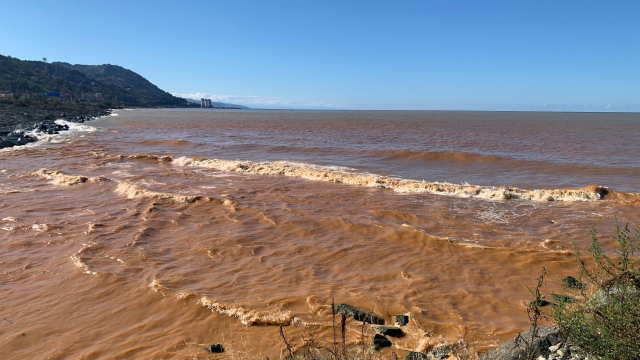 Rize'de sağanak denizin rengini değiştirdi