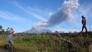 Dünyanın en aktif yanardağlarından biri yeniden kül püskürttü