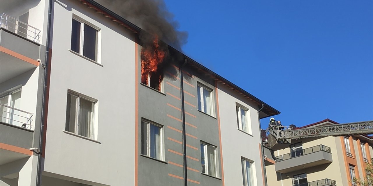 Konya'da bir kadın yangın çıkan binada mahsur kaldı