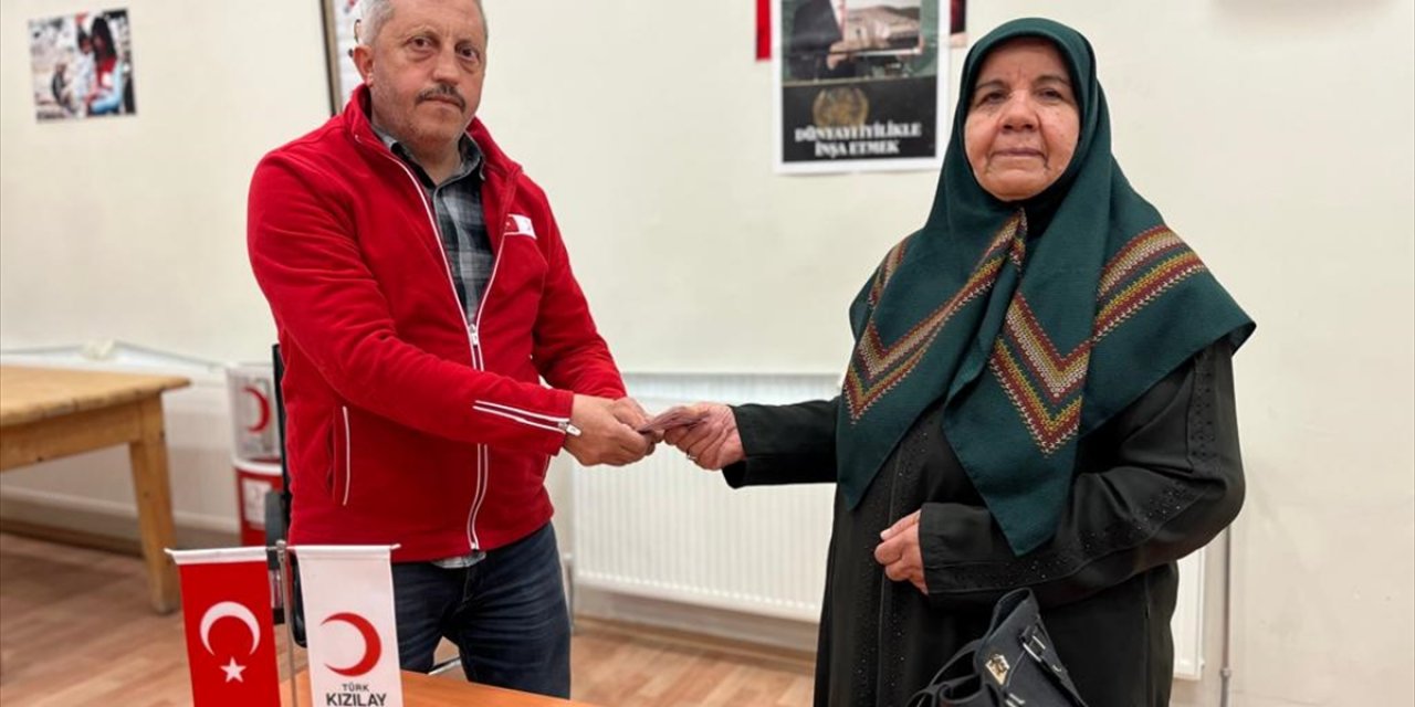 Bayram ikramiyesini Kızılaya bağışladı
