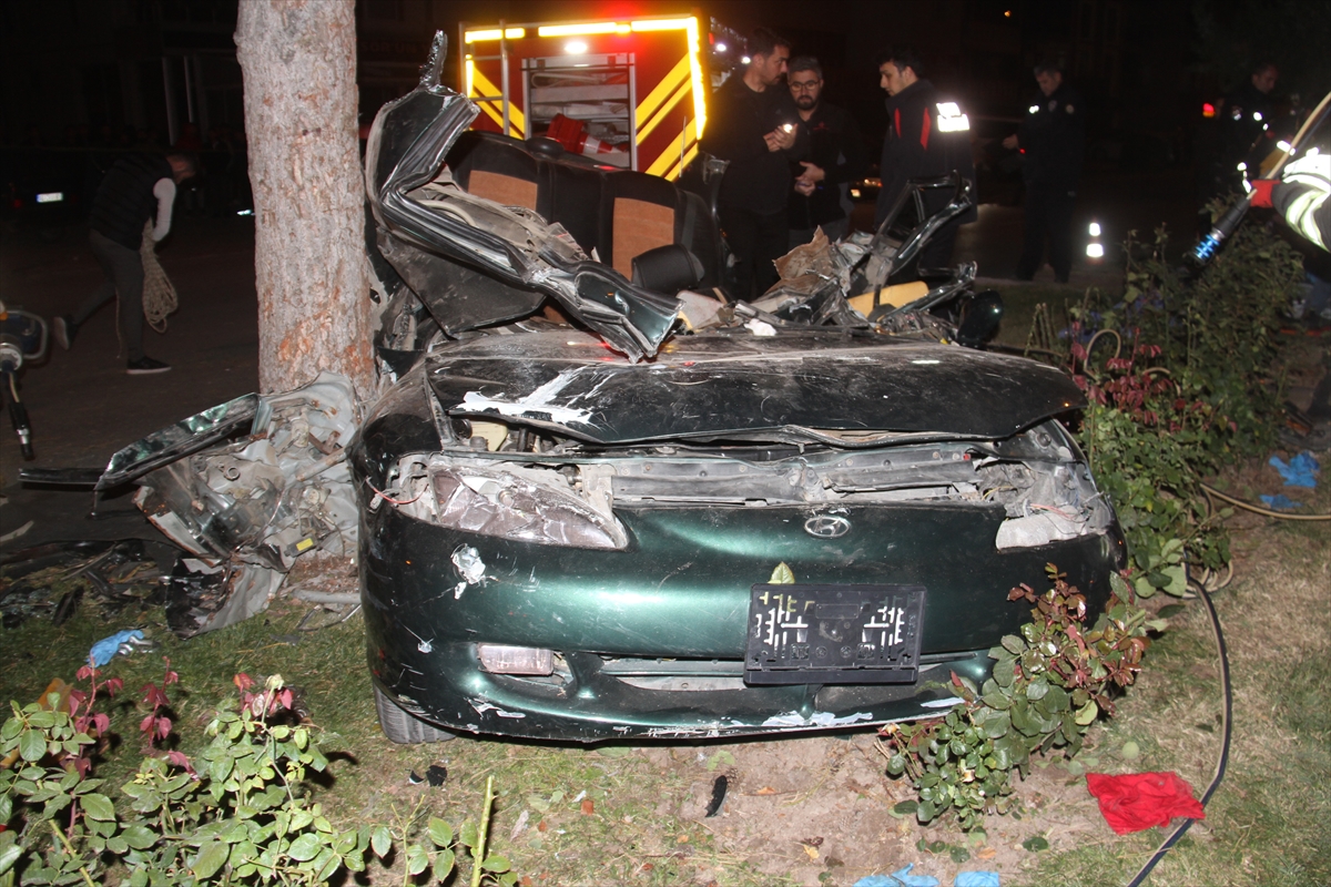 Konya'da refüjdeki ağaca çarpan otomobilin sürücüsü hayatını kaybetti