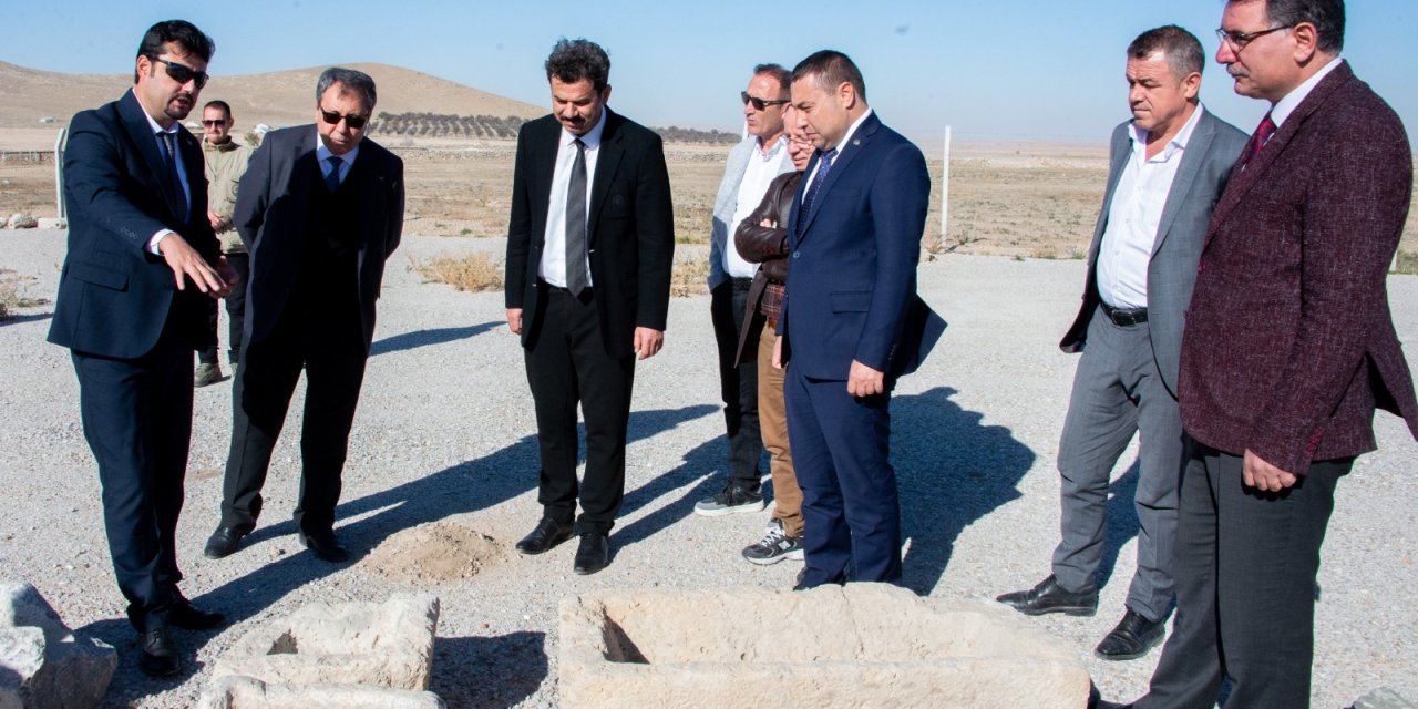 Rektör Yılmaz, Savatra Antik Kent kazı alanında incelemelerde bulundu