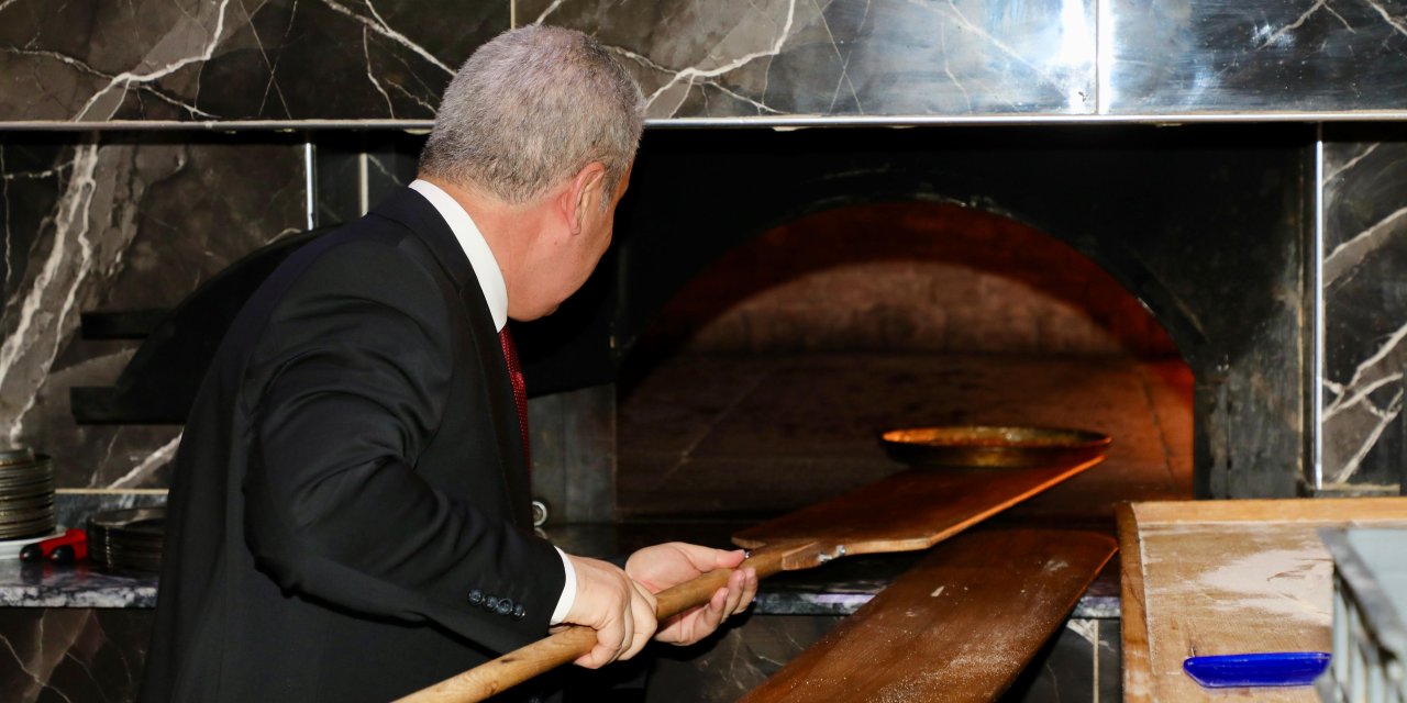 Konya Valisi Akın fırının başına geçti