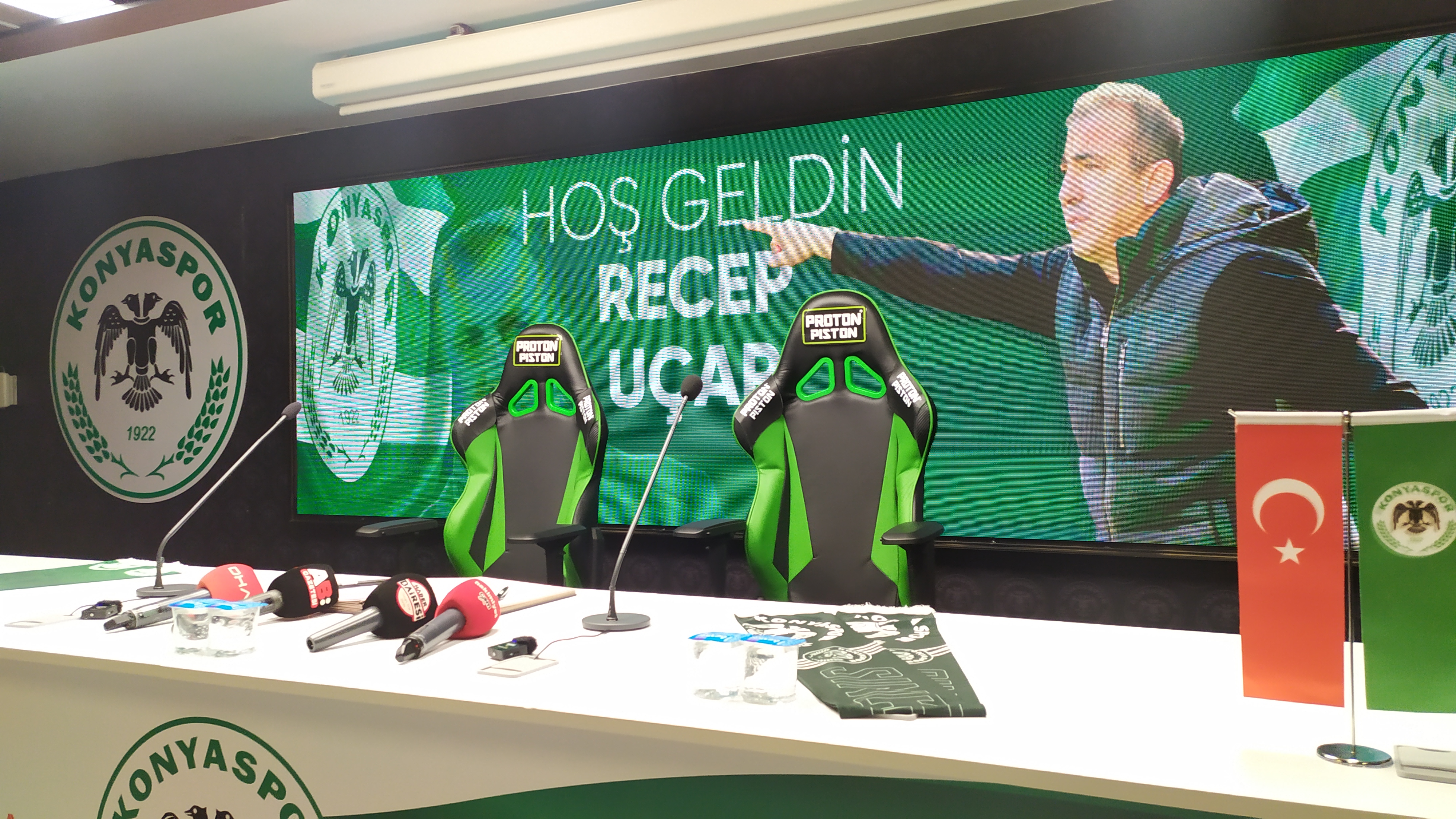 Gazetecilerden Konyaspor'a tepki! Recep Uçar’ın imza törenini terk ettiler