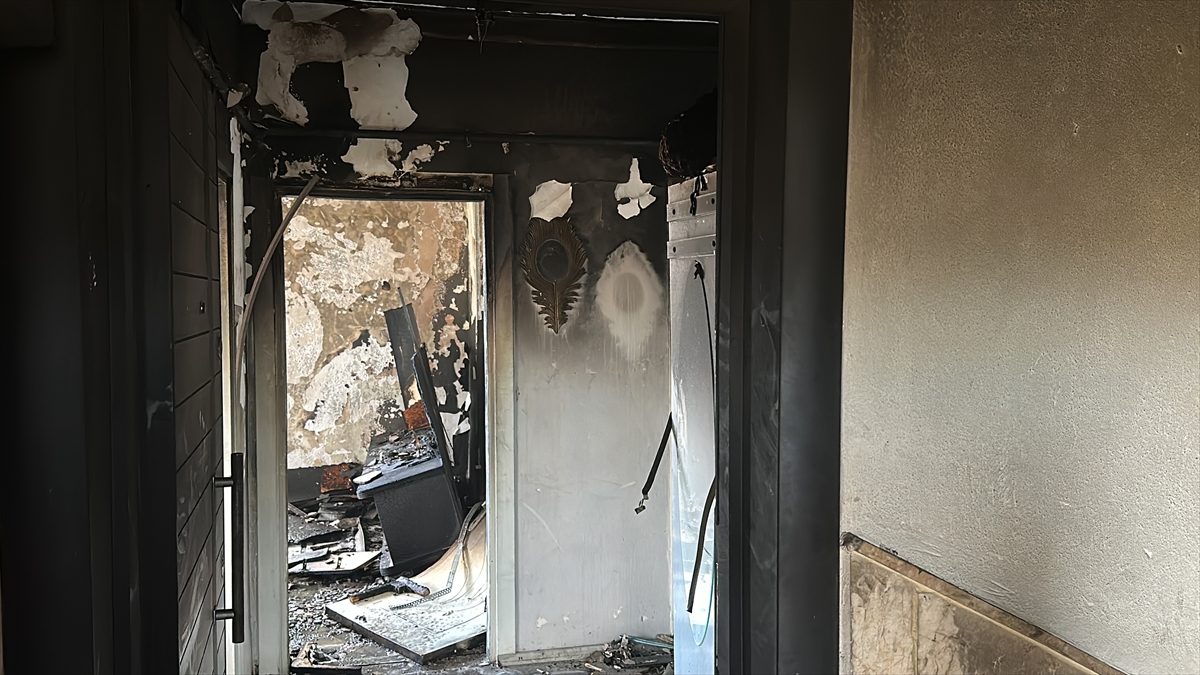 4 katlı binada çıkan yangında bir daire kullanılamaz hale geldi