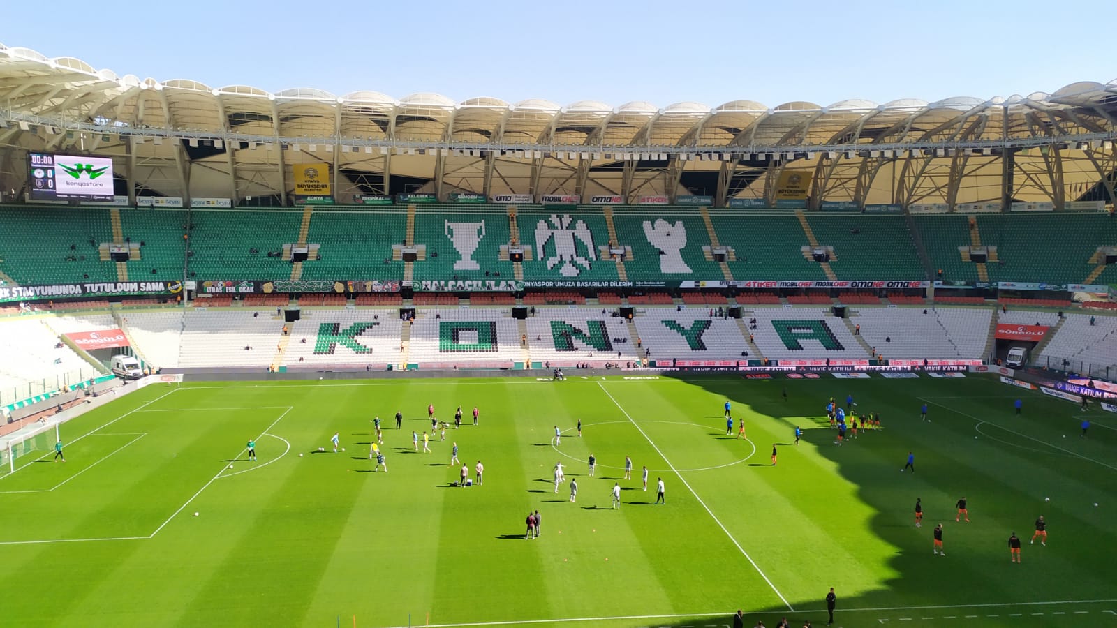 Konyaspor - Başakşehir maçı öncesi taraftar dışarıda kaldı! Stadyum bom boş kaldı