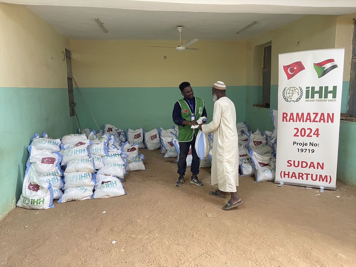aa-20240409-34229815-34229814-ihhden-savasin-surdugu-sudanda-ihtiyac-sahiplerine-yardim.jpg
