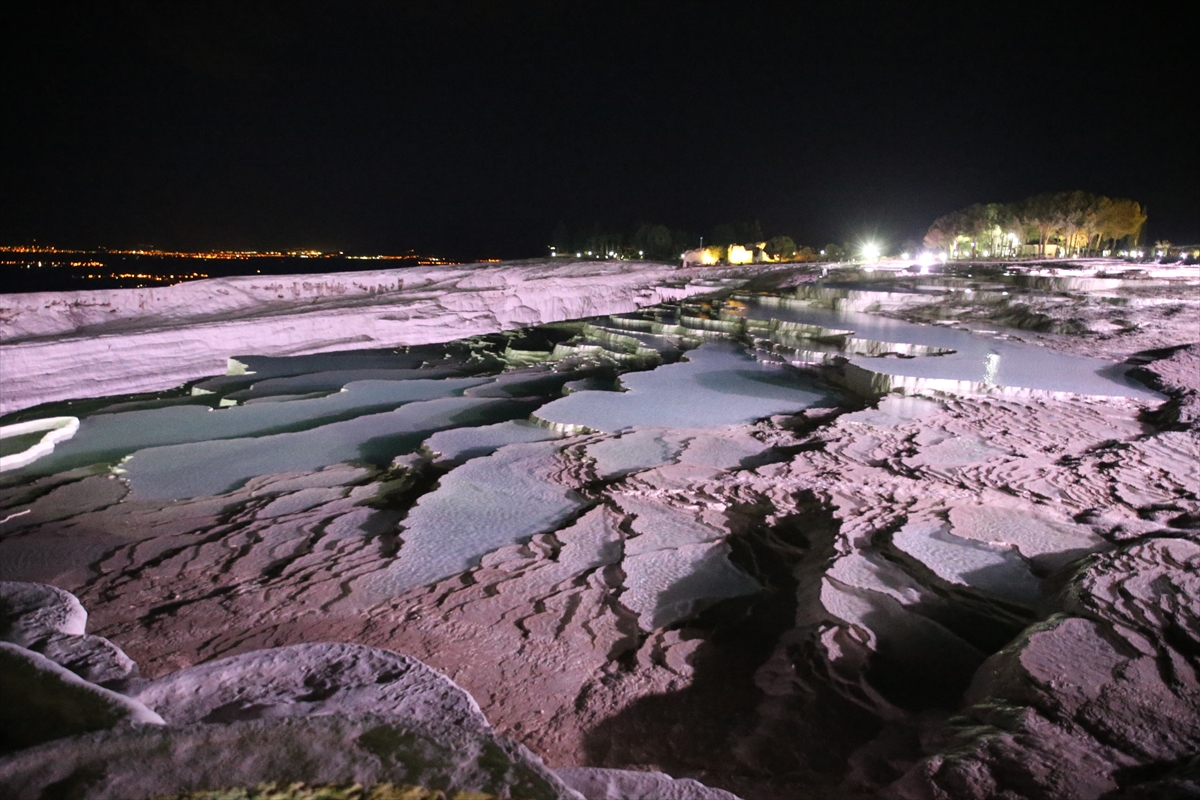 aa-20240412-34255793-34255778-pamukkale-ziyaretcilerini-gece-de-agirlamaya-basladi.jpg