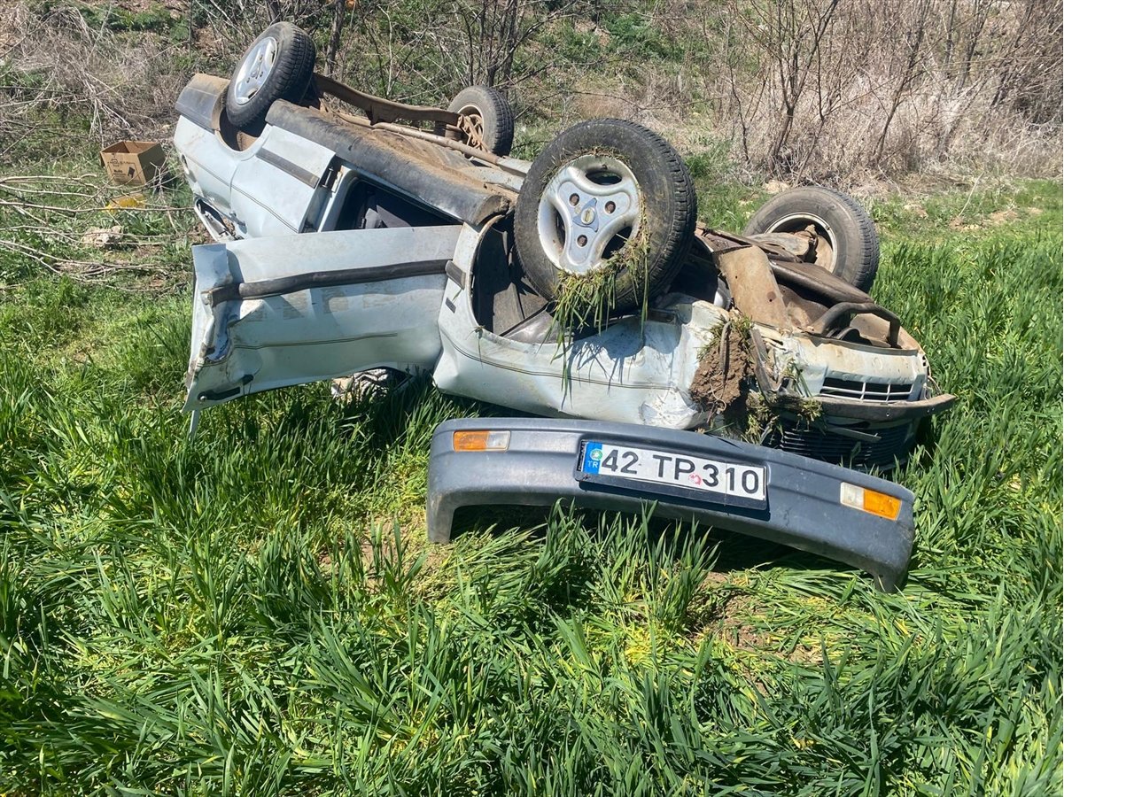 aa-20240415-34275943-34275940-konyada-devrilen-otomobildeki-2-kisi-hayatini-kaybetti.jpg
