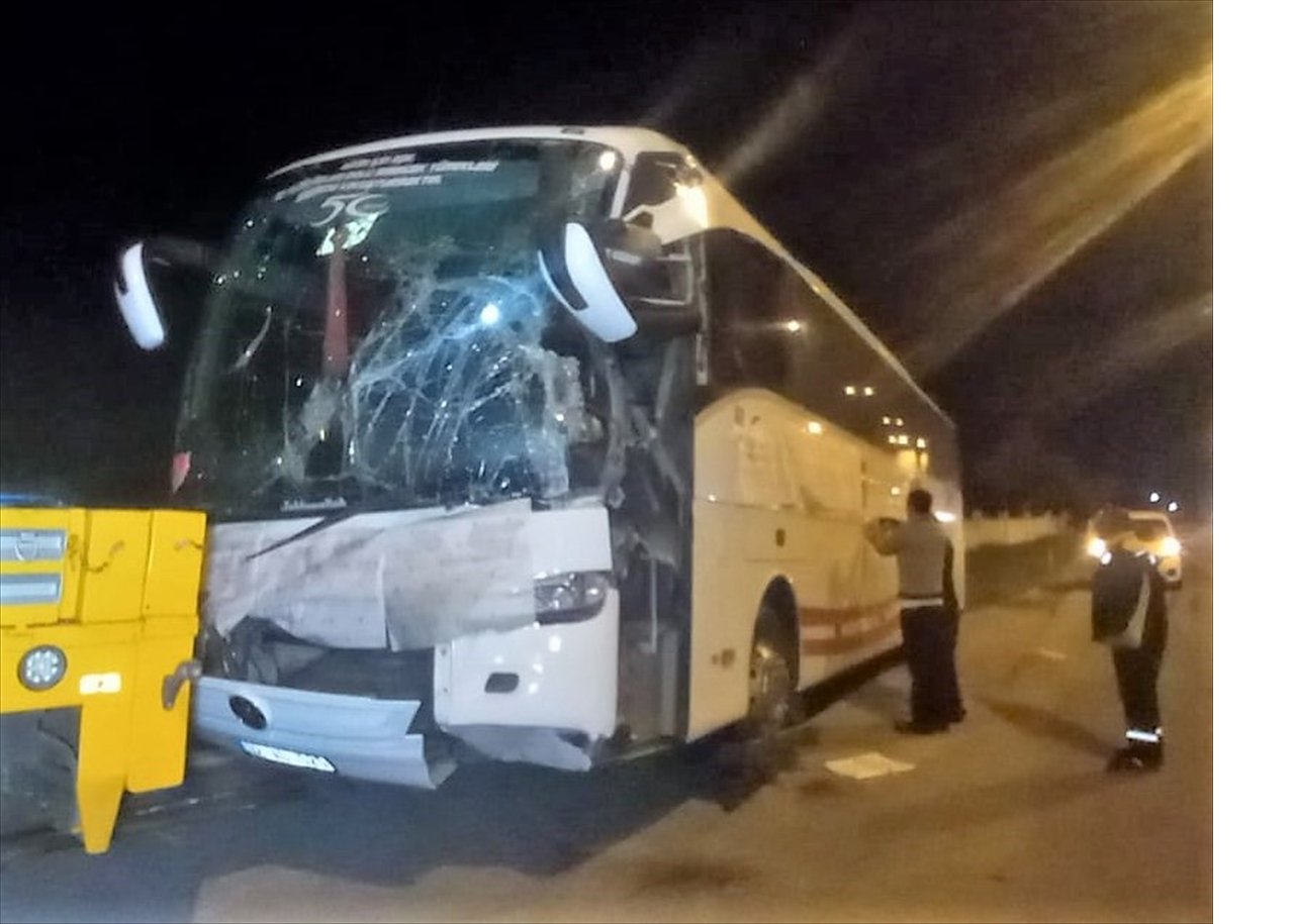 aa-20240419-34309330-34309328-aksarayda-tirla-carpisan-otobusteki-3-kisi-yaralandi.jpg