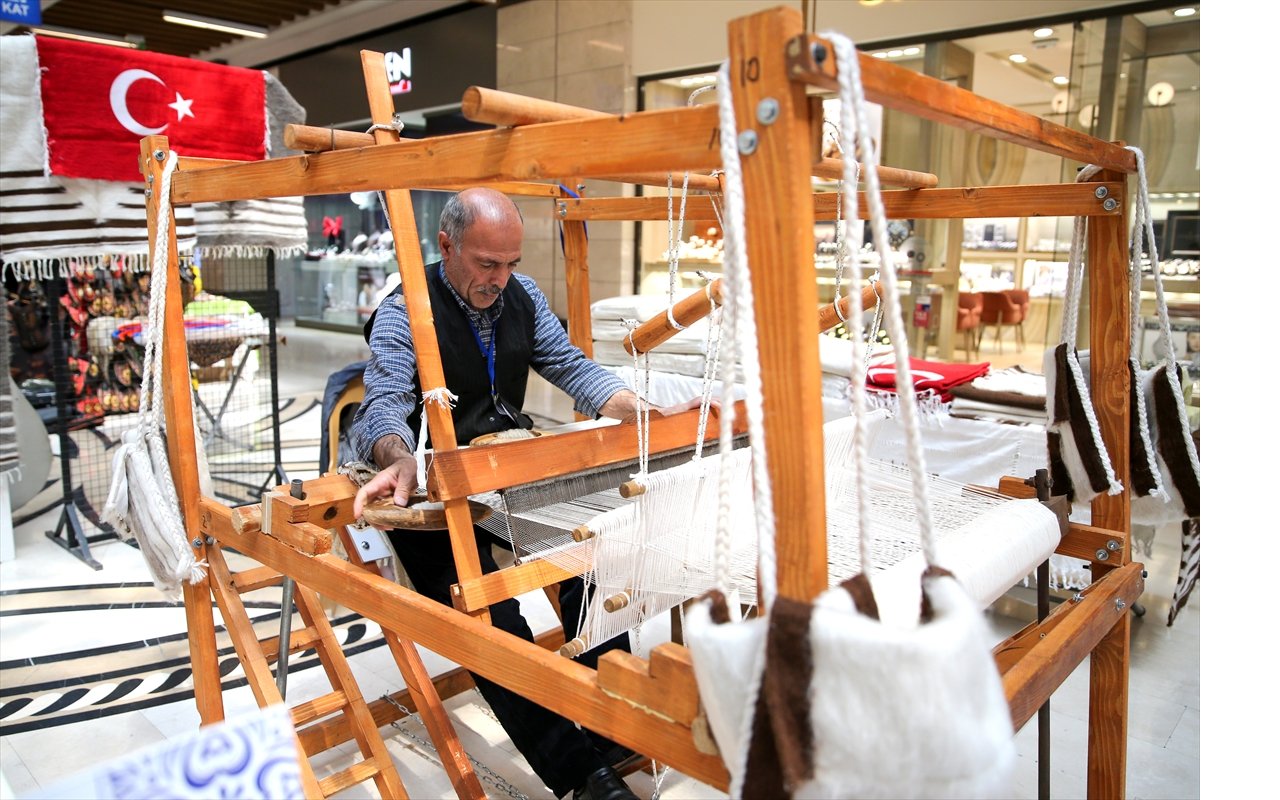 aa-20240423-34351612-34351601-geleneksel-turk-el-sanatlarini-tanitmak-icin-kentleri-geziyorlar.jpg