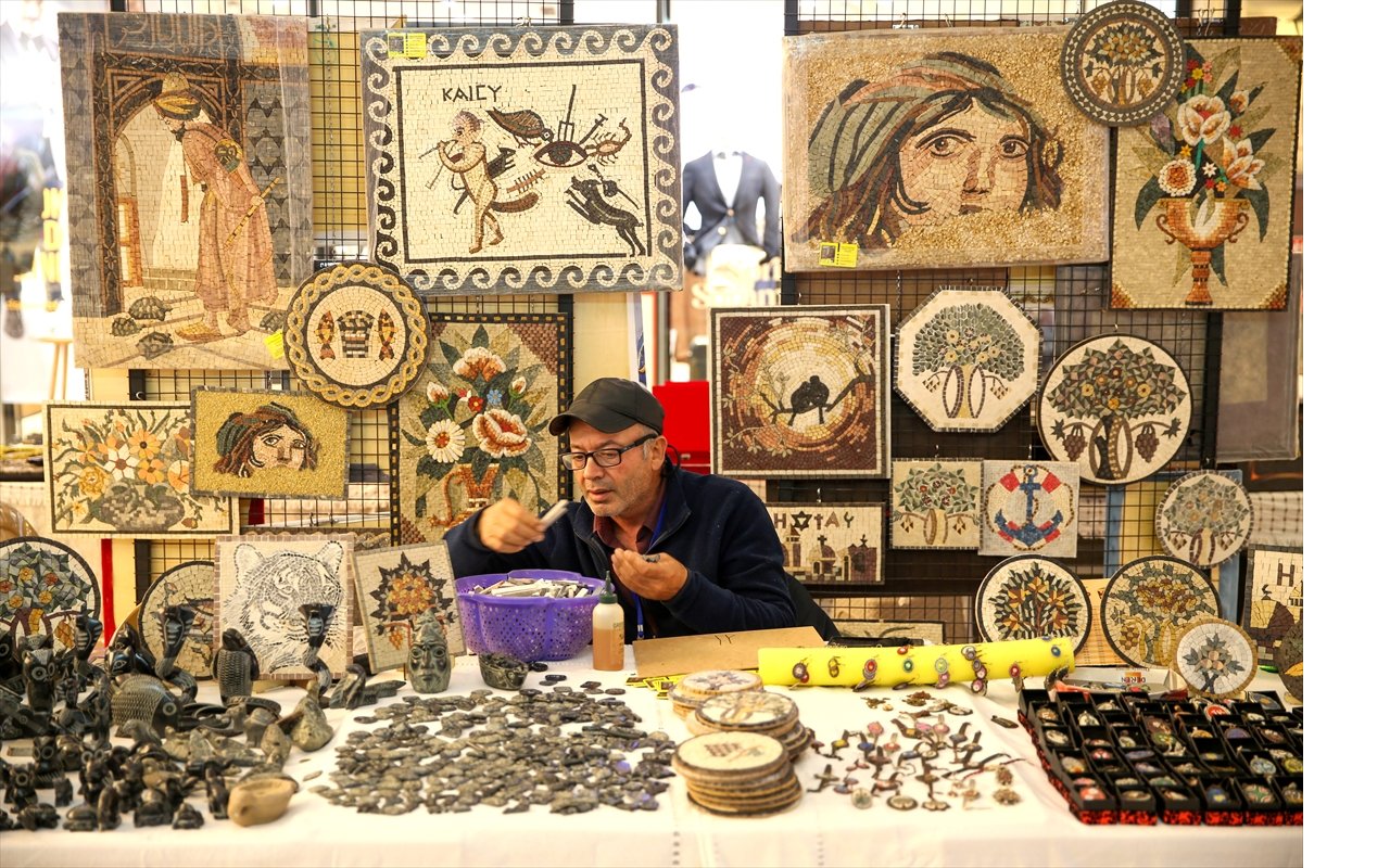 aa-20240423-34351612-34351602-geleneksel-turk-el-sanatlarini-tanitmak-icin-kentleri-geziyorlar.jpg