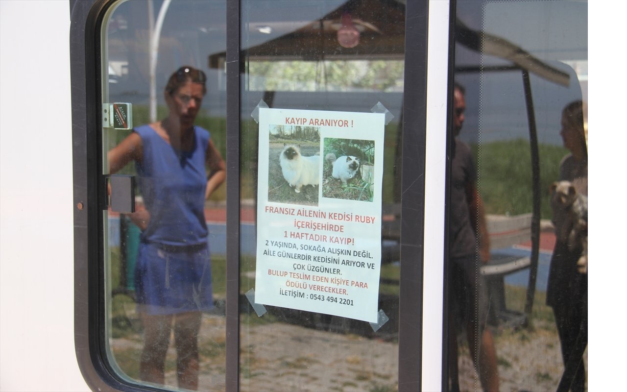 aa-20240703-35043218-35043212-karavanla-dunya-turundaki-fransiz-aile-kaybolan-kedileri-icin-gozyasi-dokuyor.jpg