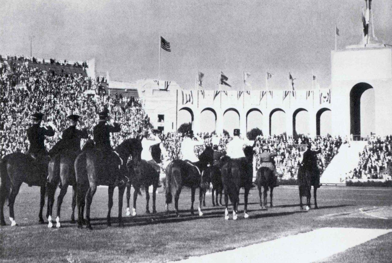 1932-los-angeles-1932-the-prize-giving-ceremony-for-the-dressage-teams.jpg