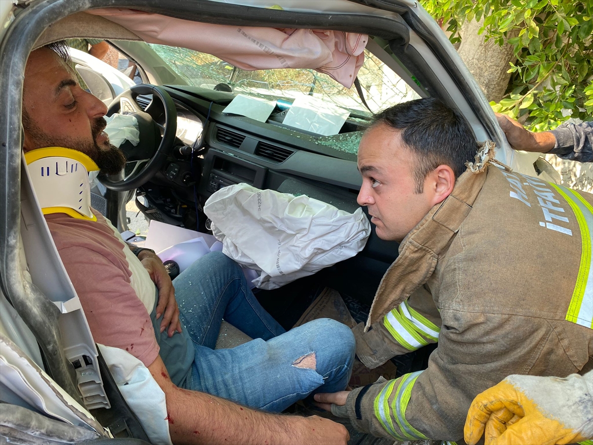 aa-20240816-35419539-35419533-hatayda-ambulans-ile-hafif-ticari-aracin-carpismasi-sonucu-9-kisi-yaralandi.jpg