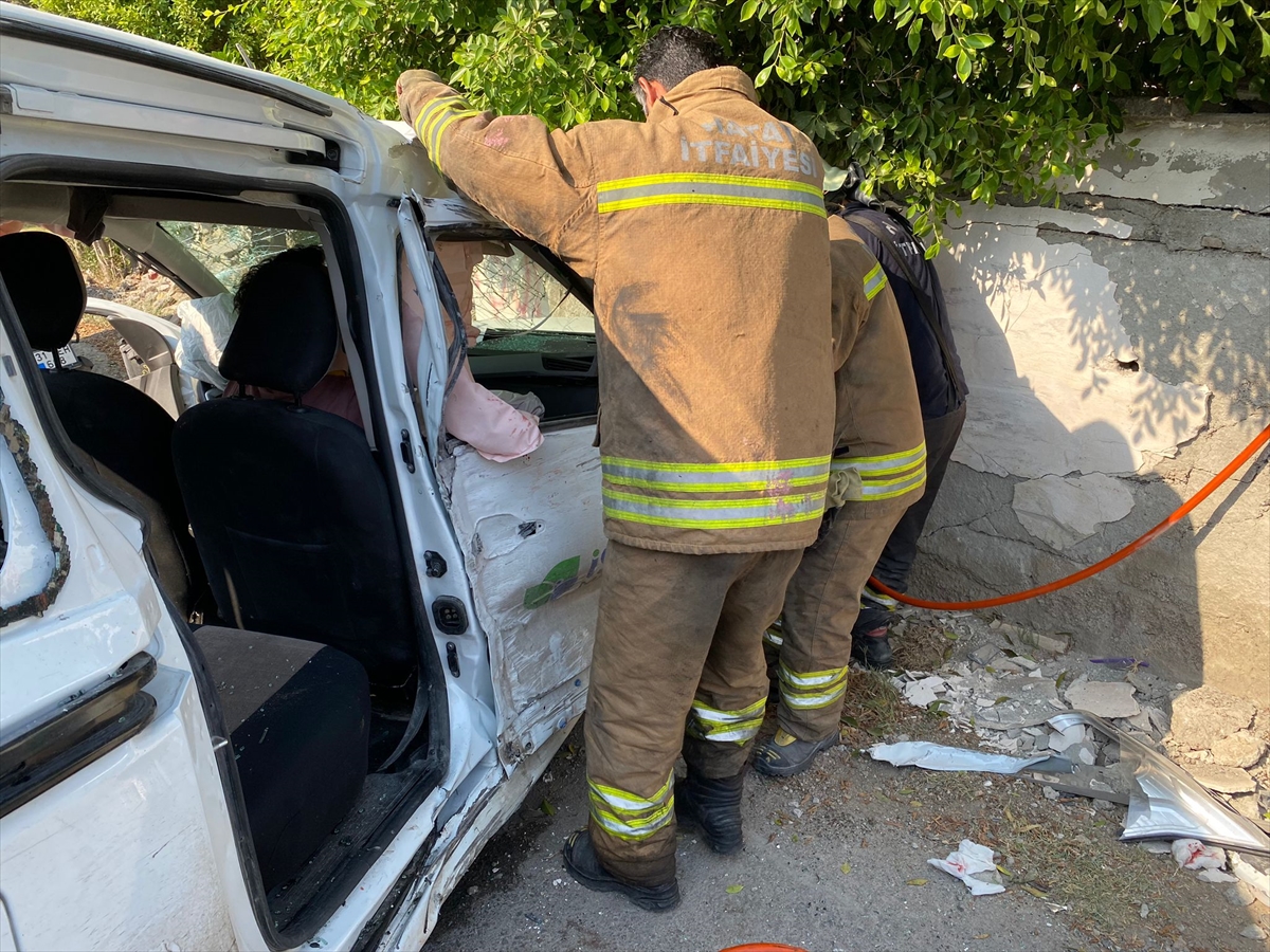aa-20240816-35419539-35419536-hatayda-ambulans-ile-hafif-ticari-aracin-carpismasi-sonucu-9-kisi-yaralandi.jpg