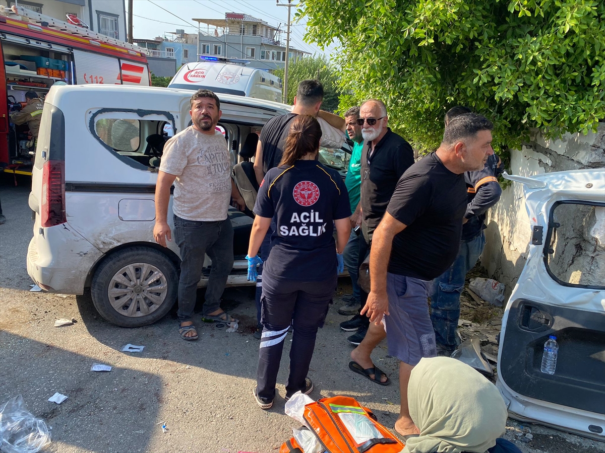 aa-20240816-35419539-35419537-hatayda-ambulans-ile-hafif-ticari-aracin-carpismasi-sonucu-9-kisi-yaralandi.jpg